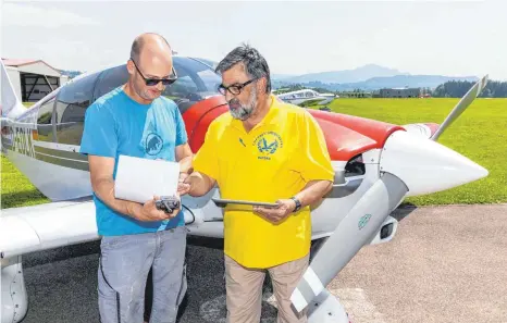  ?? FOTO: RALF LIENERT ?? Flugplatz Durach: Michael Summa im Gespräch mit Felix Fleischhau­er vom Landratsam­t Oberallgäu (links)