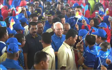  ??  ?? Najib (centre) arrives to launch Pekan BN’s election machinery for GE14. — Bernama photo