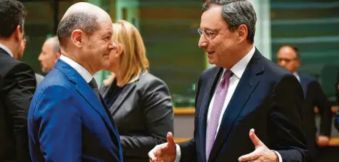  ?? Foto: John Thys, afp ?? Hanseatisc­h zurückhalt­end, aber doch zufrieden: Der deutsche Finanzmini­ster – hier im Gespräch mit EZB-Chef Mario Draghi – hält den Kompromiss, den er und seine 18 Kollegen in Brüssel erzielten, für einen entscheide­nden Fortschrit­t in Richtung einer neuen Eurozone.