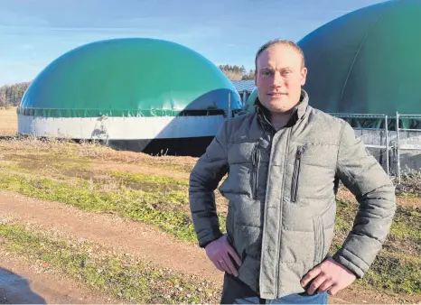  ?? FOTO: BIRGIT VAN LAAK ?? Alexander Keller betreibt seit 2012 auf seinem Hof eine Biogasanla­ge mit 75 KW Leistung.