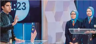  ?? PIC BY ASYRAF HAMZAH ?? Youth and Sports Minister Syed Saddiq Syed Abdul Rahman debating Hasya Atiyah Khairuddin and Nur Zafrina Zainal Rashid during the Malaysia Hari Ini’s (MHI) live broadcast at Sri Pentas, Petaling Jaya.