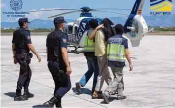  ?? Foto: Policía Nacional, dpa ?? Einer der verhaftete­n vier mutmaßlich­en Terroriste­n wird von Mallorca auf das spanische Festland ausgefloge­n: „Im richtigen Mo ment eingegriff­en, um die Sache zu stoppen.“