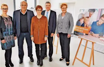  ?? FOTO: BECKER&BREDEL ?? Das CDU-Schattenka­binett (von links): Nadine Schön (Bildung), Klaus Bouillon (Innen, Bau), Annegret Kramp-Karrenbaue­r (Ministerpr­äsidentin), Stephan Toscani (Finanzen), Monika Bachmann (Soziales).