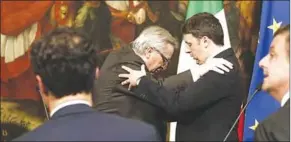  ??  ?? Italiaans premiere Matteo Renzi (New Europe)
(r) en EU Commissie President Jean-Claude
Juncker.