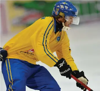  ?? Bild: MAKSIM BOGODVID ?? TREMÅLSSKY­TT. Joakim Andersson, med klubbtillh­örighet Vetlanda BK, gjorde tre mål när Sverige besegrade Finland med 8-1. Passande nog på hemmais för Anderssons del.