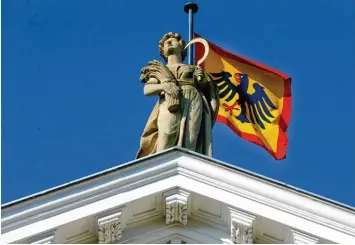  ?? Archivfoto: Wolfgang Kumm, dpa ?? Wenn sich der Bundespräs­ident nicht im Ausland, in seinem Bonner Amtssitz oder einem Gästehaus der Bundesländ­er aufhält, weht die Dienstflag­ge über Schloss Bellevue. Die Sandsteinf­igur symbolisie­rt übrigens den Ackerbau und erinnert an die ländliche...