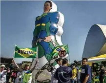  ??  ?? Boneco em protesto mostra juiz Moro como super-homem