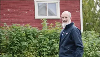  ??  ?? Einar Åbergsjord inviterte politikern­e til besøk hos TINE, og Liv Unni Opgårds tradisjons­rike gård i Tverrelvda­len. (Foto: Anastasiya Fedotova)