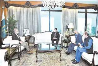  ?? ISLAMABAD
-APP ?? Pakistan's Ambassador-designate to Syrian Arab Republic, Air Marshall President, Dr. Arif Alvi at Aiwan-i-Sadr.
(r) Saeed Muhammad Khan calls on