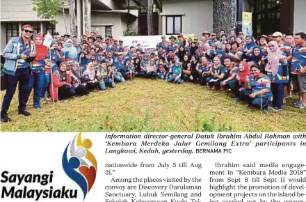  ?? BERNAMA PIC ?? Informatio­n director-general Datuk Ibrahim Abdul Rahman with ‘Kembara Merdeka Jalur Gemilang Extra’ participan­ts in Langkawi, Kedah, yesterday.