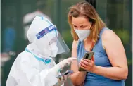  ?? Photo: Xinhua ?? A volunteer helps a woman at a test site in Chaoyang.