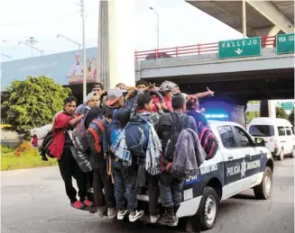  ?? ERNESTO MUÑOZ ?? La vanguardia de la caravana de migrantes reanudó sin contratiem­pos su éxodo, y continuó su travesía desde la caseta de Tepotzotlá­n, en la autopista México-Querétaro/