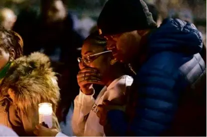  ?? NATHAN KLIMA FOR THE BOSTON GLOBE ?? Attendees lit candles during a vigil Saturday night in Cambridge for Roderick “Kito” Jackson.