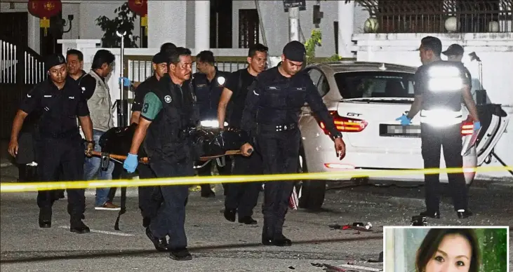  ?? — ZHAFARAN NASIB/ The Star ?? Shocking end: Lee’s body being taken away from the scene of the shooting in Taman Pekaka in Sungai Dua, Penang.