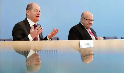  ?? Foto: dpa/AP/Michael Sohn ?? Finanzmini­ster Olaf Scholz (SPD, l.) und Wirtschaft­sminister Peter Altmaier (CDU) stellten am Montag die neuesten Hilfspaket­e vor.