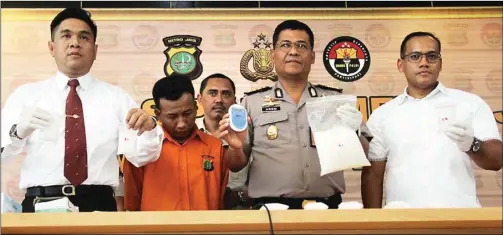  ??  ?? M. SALMAN TOYIBI/JAWA POS RILIS NARKOBA: AKBP Iqbal Simatupang (kiri) bersama Kombespol Raden Prabowo Argo Yuwono (tengah) menunjukka­n barang bukti beserta tersangka di Mapolda Metro Jaya.