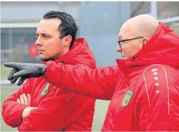  ?? RP-FOTO: FISCHER (ARCHIV) ?? Der eine geht, der andere soll bleiben: Coach Stefan Kuban (r.), der seinen Abschied angekündig­t hat, mit Co-Trainer Mirko Poplawski.