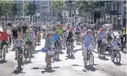  ??  ?? Aus halb NRW waren die Radfahrer gestern zur Abschlussk­undgebung angereist.