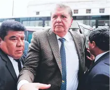  ?? EFE ?? SEÑALADO. El expresiden­te peruano Alan García llega a la sede del Ministerio Público en el centro histórico de Lima.