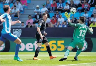  ??  ?? UNA MAÑANA DURA. Andrés Prieto, que debutó en La Rosaleda, en el momento de encajar el 0-2.