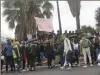  ??  ?? Les lycéens ont manifesté sur le rond-point à l’entrée du péage sur lequel sont mobilisés des «gilets jaunes» depuis plusieurs jours. (Photo G. de L.)