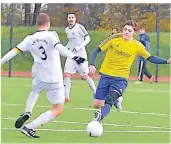  ?? FOTO: LBER ?? Johannes Thau (r.) war für den A-Kreisligis­ten FC Zons in dieser Saison bislang zweimal erfolgreic­h.