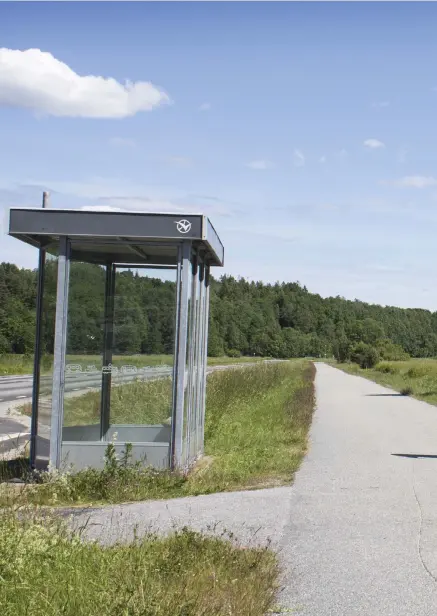  ??  ?? NORRKÄRR. Till höger om gång- och cykelvägen ligger området där Strömstads­byggen vill bygga två stora flerbostad­s-hus. På bilden Thea Hilding, på väg till sommarjobb­et på Seläter camping.