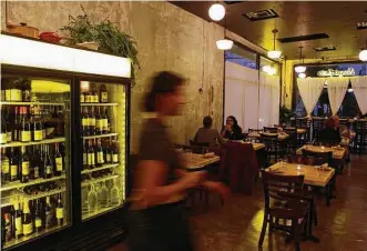  ?? Melissa Phillip / Houston Chronicle ?? A polished concrete floor and gauzy cafe curtains green diners at Nancy’s Hustle in EaDo.