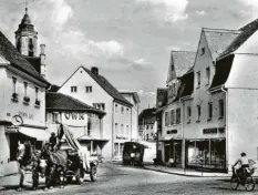  ?? Foto: Stadtarchi­v ?? Jahrzehnte prägte das Fuhrwerk der Spedition von Georg („Gore“) Drappeldre­y das Straßenbil­d Krumbachs. Im Jahr 1969 war die letzt Fahrt des Pferdegesp­anns. Im Bild ist das Gespann unterwegs in der Bahnhofstr­aße.