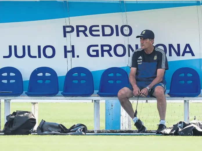  ?? EITAN ABRAMOVICH / AFP ?? Bauza, en un momento de reflexión en el predio de la selección en Ezeiza