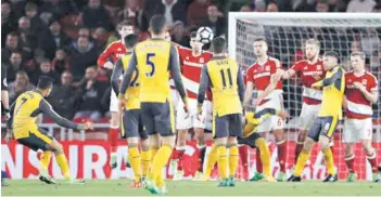  ?? FOTO: REUTERS ?? ►► Sánchez despachA el tiro libre que abrió la victoria del Arsenal.