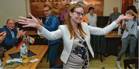  ?? Foto: Horst Hörger ?? Ronja Kemmer ist mit 28 Jahren die jüngste Abgeordnet­e im Bundestag. In ihrem Wahlkreis Ulm holte sie das Direktmand­at für die Christdemo­kraten und feierte bei der Wahlparty im Ratskeller, auch wenn sie weniger Stimmen holte als einst Annette Schavan.