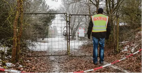  ?? Foto: Daniel Karmann, dpa ?? Seit Sonntag ist das Gelände, auf dem sich das Gartenhaus befindet, gesperrt. Die Ermittler haben inzwischen herausgefu­nden, dass ein Stromaggre­gat die Quelle für das gif tige Kohlenmono­xid war.