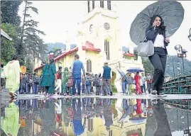  ?? DEEPAK SANSTA /HT ?? People taking a stroll on the Ridge in Shimla on Friday.