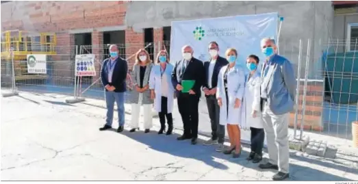  ?? SÁNCHEZ RUIZ ?? Jesús Aguirre, en el centro, durante su visita a las obras.