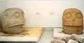  ??  ?? I due teschi di pietra ritrovati nel sito consacrato al dio Xipe Totec (Miah)