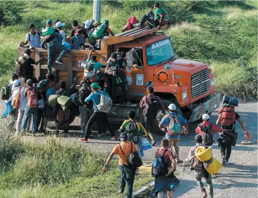  ?? PHOTO AFP ?? Les quelque 4000 personnes qui observaien­t une pause dans la ville de Juchitan, dans l’état d’oaxaca, ont repris leur marche, hier, vers la frontière américaine. Nombre d’entre eux ont pu bénéficier de la gentilless­e de camionneur­s mexicains.