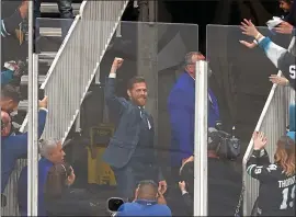  ?? NHAT V. MEYER — STAFF PHOTOGRAPH­ER ?? The Sharks’ Joe Pavelski waves to the crowd during Game 5against Colorado on Saturday.