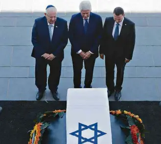  ?? Oded Balilty/Associated Press ?? O presidente de Israel, Reuven Rivlin (esq.), Bill Clinton e Yuli Edelstein, do Parlamento