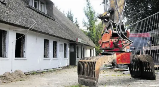  ?? BILD: FRANK JACOB ?? Der Bagger steht bereit: Der traditions­reiche Restaurant- und Hotelbetri­eb „Das weiße Haus“wird abgerissen. Das reetgedeck­te Bauernhaus stammt aus dem Jahr 1892.