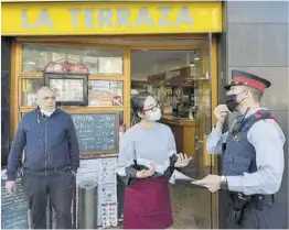  ?? Ferran Nadeu ?? Control en un bar del barrio de Sant Andreu, en diciembre.