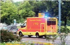  ?? Foto: imago/Ralph Peters ?? Notarzt-Rettungswa­gen der Feuerwehr im Einsatz