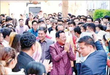  ?? MLVT ?? Labour minister Ith Samheng visits Cambodian migrant workers in Bangkok on April 9.