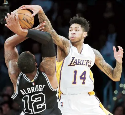  ??  ?? Brandon Ingram, a la derecha, es una de las múltiples piezas jóvenes que tienen los Lakers para construir de cara al futuro.