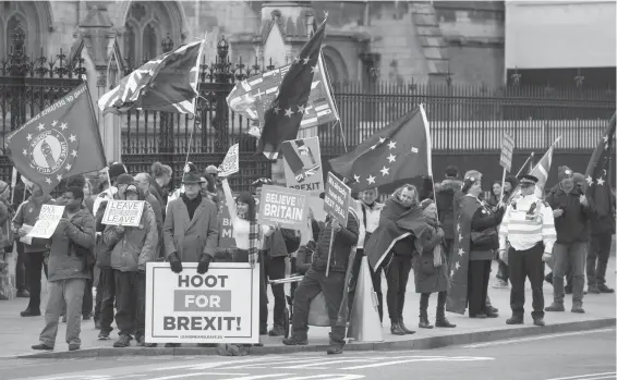  ?? EFE ?? Pro y anti Brexit se manifiesta­n junto al Parlamento de Londres, un día antes de la votación histórica en el Reino Unido/