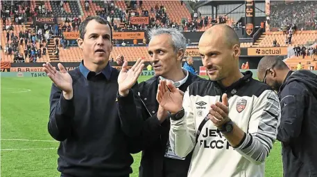  ?? | PHOTO : THIERRY CREUX / OUEST-FRANCE ?? Arnaud Tanguy (au centre), directeur général du FC Lorient, ici avec Régis Le Bris (entraîneur) et Jean-Marie David (adjoint, au premier plan).