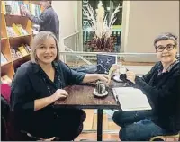  ?? LLUCIA RAMIS ?? ‘Si esta calle fuera mía’. Stefanie Kremser y Anna Ballbona, en Laie, durante la presentaci­ón del libro de la primera. Una brinda con cava y la otra con analgésico.