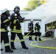  ?? Foto: Markus Albrecht ?? Die Deuringer Feuerwehr probt einen Löscheinsa­tz unter erschwerte­n Bedin gungen.