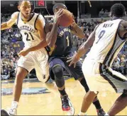  ?? NIKKI BOERTMAN / THE COMMERCIAL APPEAL ?? Tayshaun Prince (left) has started the past two games mainly to match up defensivel­y against taller small forwards.