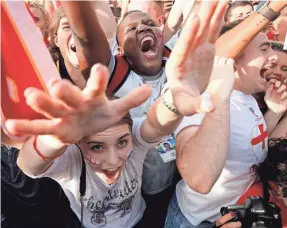  ?? MAXIM ZMEYEV/AFP/GETTY IMAGES ?? England fans celebrate at a fanfest in Moscow after the team’s quarterfin­al win against Sweden.